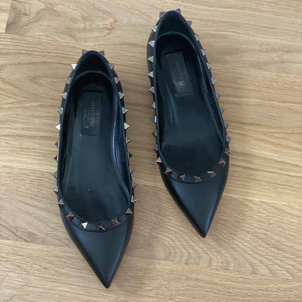🖤 Valentino Rockstud Flats in excellent pre-owned condition.
